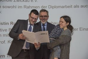 Foto: Aula Scheffelberg. Rasmussen-Preis Übergabe an eine Absolventin.