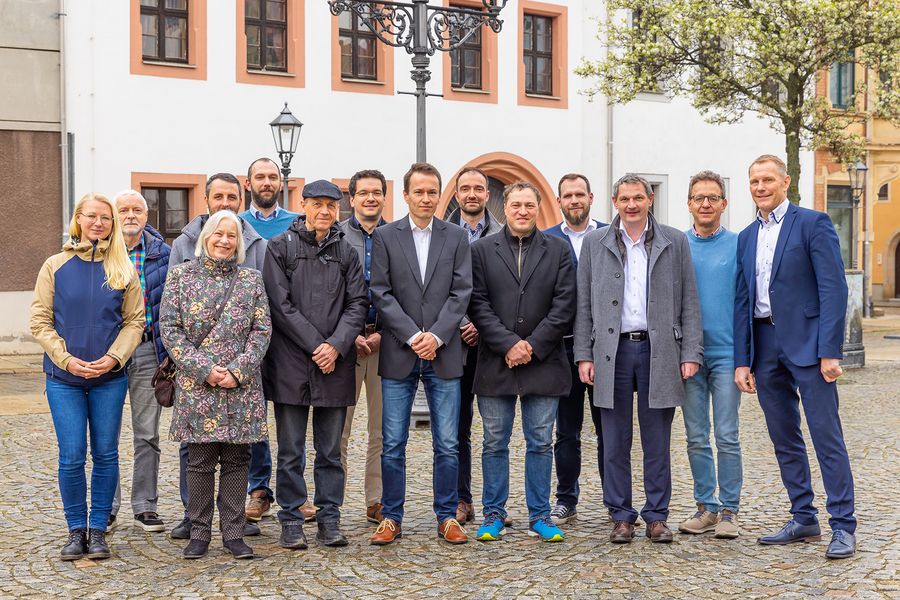 Eine Gruppe von Wissenschaftlern steht auf dem Zwickauer Kornmarkt
