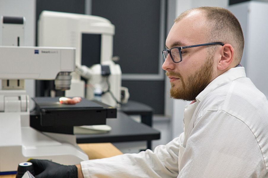 Wissenschaftler arbeitet in einem Labor. 