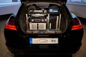 Foto: Blick in den Kofferaum des Fahrzeuges für den Fahrsimulator mit den Mess- und Steuergeräten.