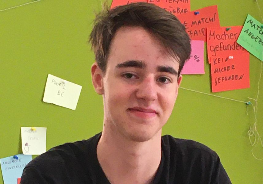 Schüler blickt in die Kamera