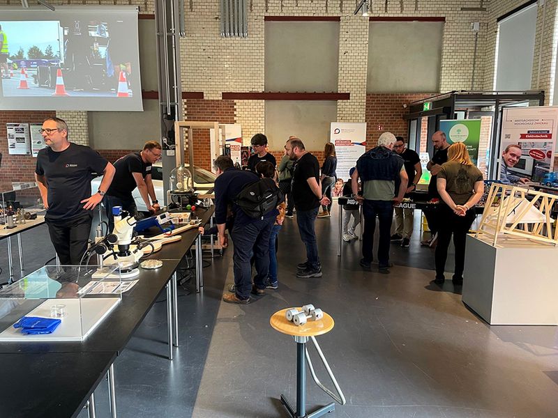 Zahlreiche Besucher der Sonderausstellung im Industriemuseum in Chemnitz, nahemen das Angebot live zu experimentieren, wahr.