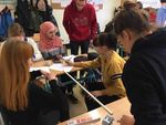 Foto: WHZ Schulteam führt Experimente in einer Schulklasse durch.