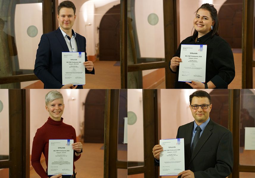 Fotocollage: 2 Junge Männer, 2 junge Frauen, festlich gekleidet, lächeln und halten eine Urkunde in die Kamera.