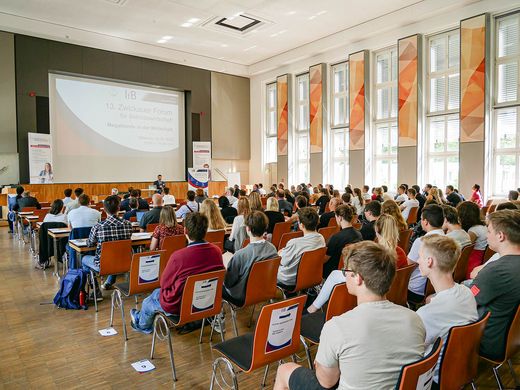 Foto: Begrüßung durch den geschäftsführenden Direktors des IfB Prof. Dr. habil. Dr. h. c. Bernd Zirkler