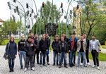 Gruppenfoto - im Hintergrund eine Installation aus Ampeln