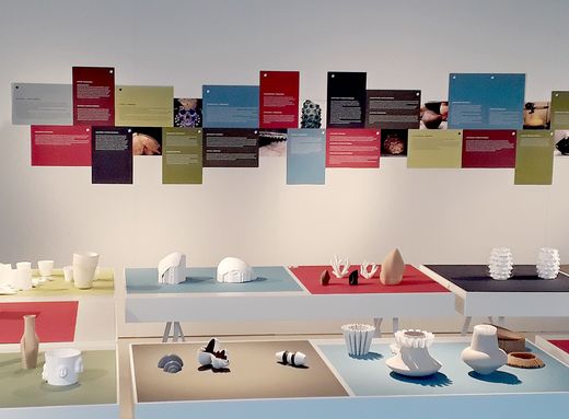 Foto: Exponate mit Gefäßen bei der Ausstellung "supported experiments".