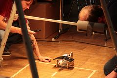 Foto: Ein Solar Modellauto bewegt sich an der Lichtteststrecke von seiner Startposition los und die Zeit wird gemessen.
