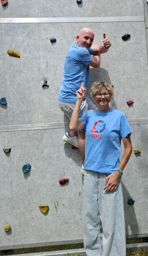 Mitarbeiter des HSS klettern an der Kletterwand