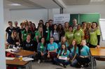 Gruppenfoto: in einem Lehrraum.