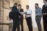 Foto: Sieben Absolventen erhalten eine Gratulation und bekommen ihre Urkunden überreicht.