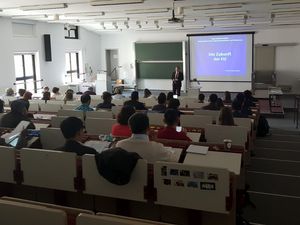 Foto: Blick in einen Hörsaal mit einem Referenten zur DAAD Alumni-Woche „WHZ - International 2019“ - Bild 1