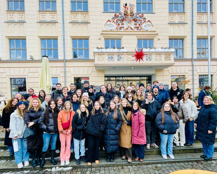 Foto: Gruppe texanischer Austauschstudenten und ihrer deutschen Kommilitonen des Studienganges International Business 