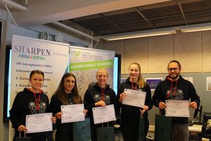 Gruppenfoto: 5 Studierende halten ihre Teilnahmezertifikate in die Kamera.