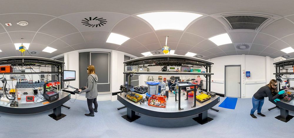 Foto: Auf einem Panoramabild werden verschiedene Laborszenen mit jungen Wissenschaftlern verbunden. 