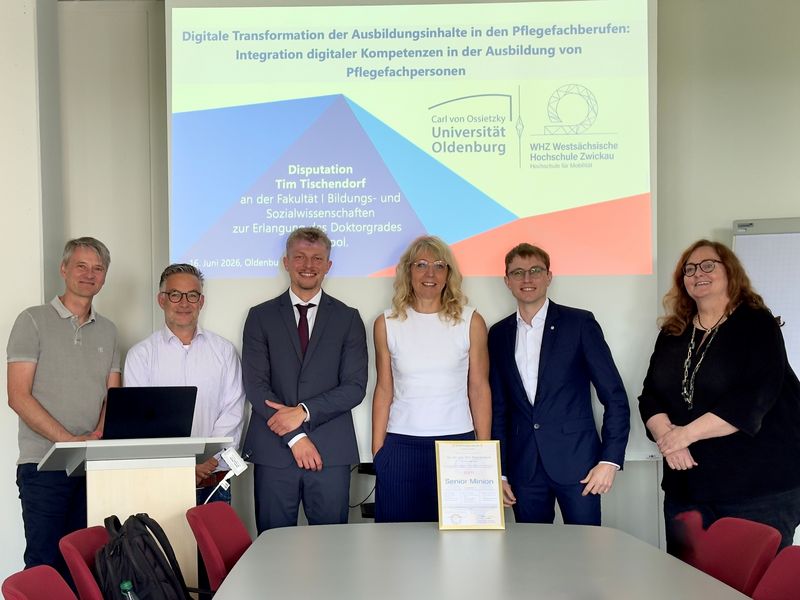 Menschen vor Präsentationsbild
