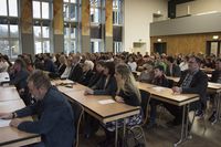 Foto: Teilnehmer sitzen in der Aula Scheffelberg.