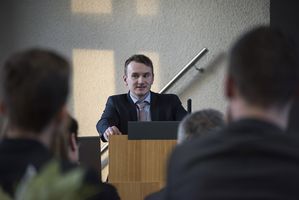 Foto: Ein Redner am Pult. M. Sc. Paul Schneider.
