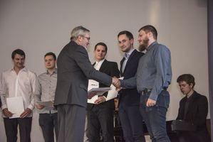 Foto: Übergabe der Zeugnisse an eine Gruppe Absolventen.