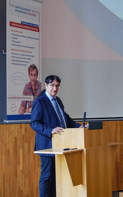 Foto: Begrüßung durch den Rektor der WHZ Prof. Dr.-Ing. Stephan Kassel