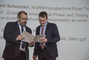 Foto: Preis des gemeinsamen Prüfungsausschusses Übergabe an einen Absolventen.