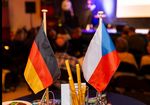Eine deutsche und eine tschechische Flagge stehen auf einem Tisch.