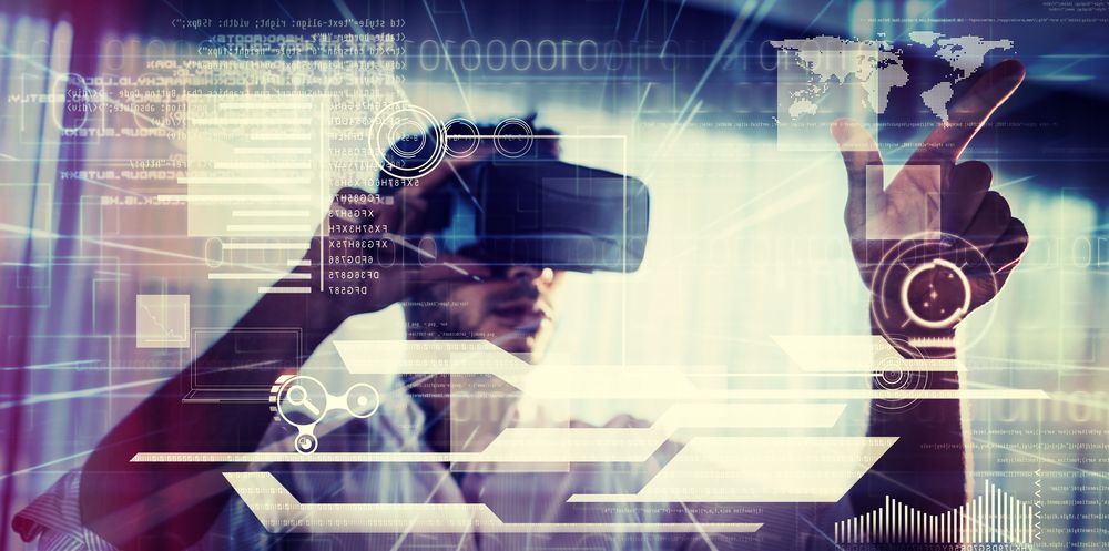Mann blickt in VR-Brille