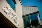 Nahaufnahme Schriftzug auf Mensa-/Hörsaalgebäude