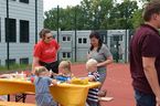 Foto: Erwachsene und Kinder beim Basteln