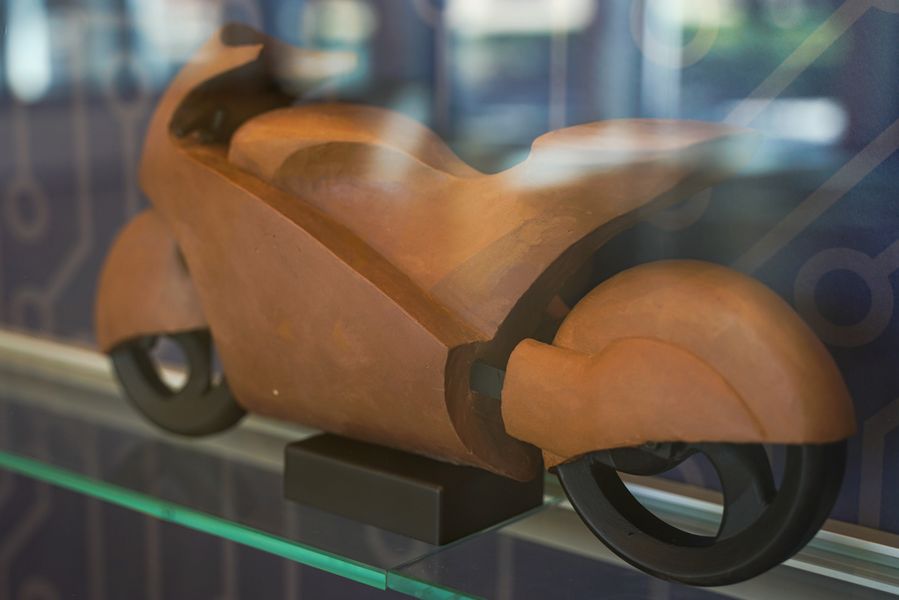 Auf dem Foto ist ein Teil der Ausstellung zum Clay-Modelling zu sehen. Abgebildet ist ein Motorrad aus Clay.