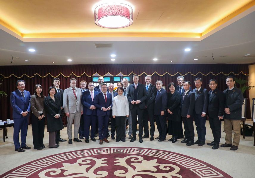 Gruppenfoto in einem festlichen Saal.