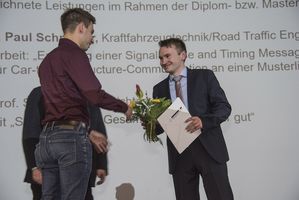 Foto: Preis des gemeinsamen Prüfungsausschusses Übergabe an einen Absolventen.