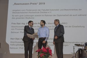 Foto: Aula Scheffelberg. Rasmussen-Preis Übergabe an einen Absolventen.