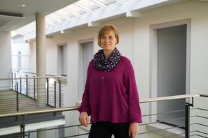 Auf dem Bild sieht man die Sekretärin des Dezernates Forschung und Drittmittelangelegenheiten: Silvana Weitzel.