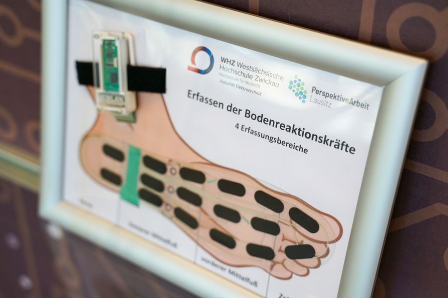 Auf dem Foto sieht man das Schaubild der Sensor-Einlegesohle, wie es in der Ausstellung platziert ist.