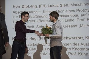 Foto: Aula Scheffelberg. Rasmussen-Preis Übergabe an einen Absolventen.