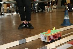 Foto: Ein Modellauto fährt auf der Geschwindigkeitsmessstrecke entlang.
