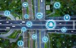 Grafik: Eine Kreuzung von Straßen- und Bahnlinien aus der Vogelperspektive, im Vordergrund grafische Elemente zum Thema Verkehr und Digitalisierung