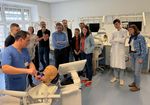 Forschungsgruppe in einem Labor für Zahnmedizin