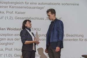 Foto: Auszeichnung für sehr gute Leistungen im Rahmen der Diplomarbeit sowie im gesamten Studium. Übergabe an einen Absolventen.