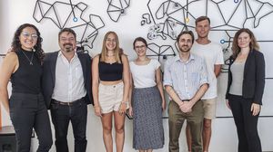Foto: Gruppe von Personen schaut lachend in die Kamera