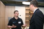 Marek Kretzschmar (li.), WHZ-Forscher im ubineum, im Gespräch mit WHZ-Prorektor Prof. Gundolf Baier.