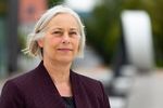Foto: Eine Frau (Prof. Dr. Uta Kirschten) schaut in die Kamera.