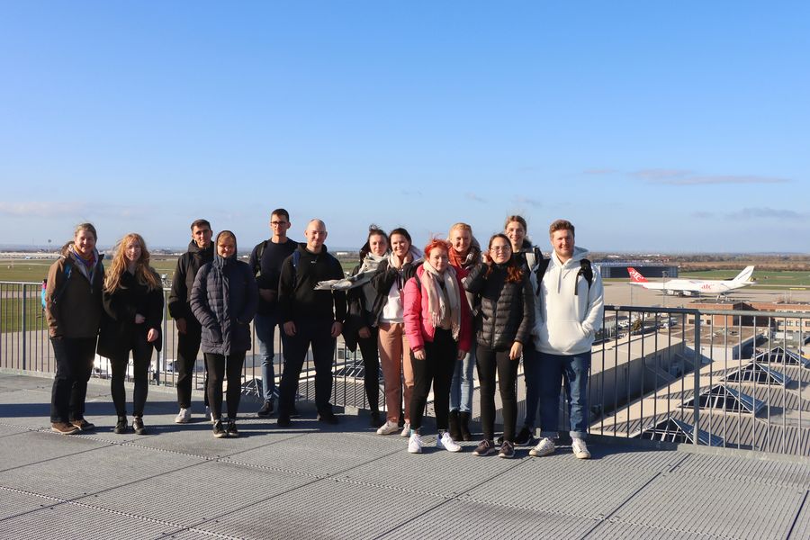 Foto: Studierende der Studiengänge Management/Verkehrswirtschaft (BA), Mobilität und Verkehr (BA) sowie Logistik (MA) am Flughafen Leipzig/Halle, Exkursion 