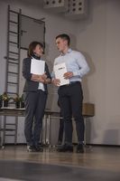 Foto: Übergabe des Zeugnisses an einen Absolventen.