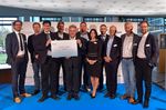 Gruppenbild des Projektkonsortiums mit Fördermittelbescheid.