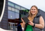 Eine Studierende steht vor dem August-Horch-Bau auf dem Campus Scheffelstraße der WHZ (Foto: WHZ/Helge Gerischer)