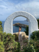 Foto: Praktikum in Ausland, Spanien, Frau steht unter steinernem Tor