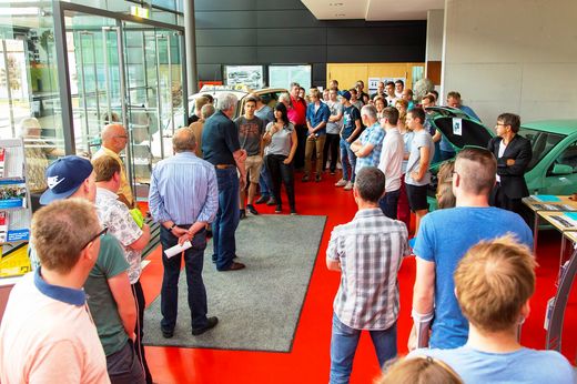 Foto: Besucher informieren sich über die Studien- und Forschungsmöglichkeiten in der Fakultät Kraftfahrzeugtechnik.
