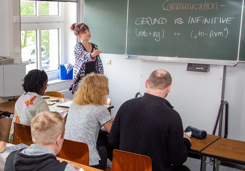 Eine Dozentin spricht zu den Studierenden